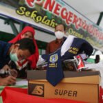 Seragam Sekolah Gratis Dibagikan Kepada Pelajar di Kota Surabaya Seragam Sekolah Gratis Dibagikan Kepada Pelajar di Kota Surabaya