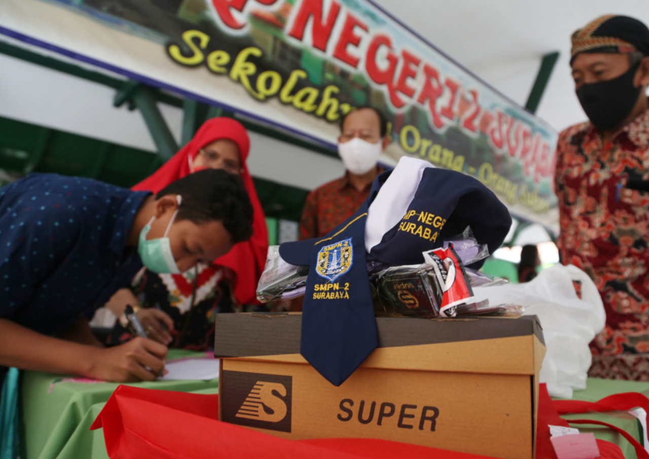 Seragam Sekolah Gratis Dibagikan Kepada Pelajar di Kota Surabaya