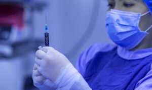 Pemerintah Akan Wajibkan Vaksin Covid-19 Dosis Penuh Bagi Pelaku Perjalanan Antar Daerah