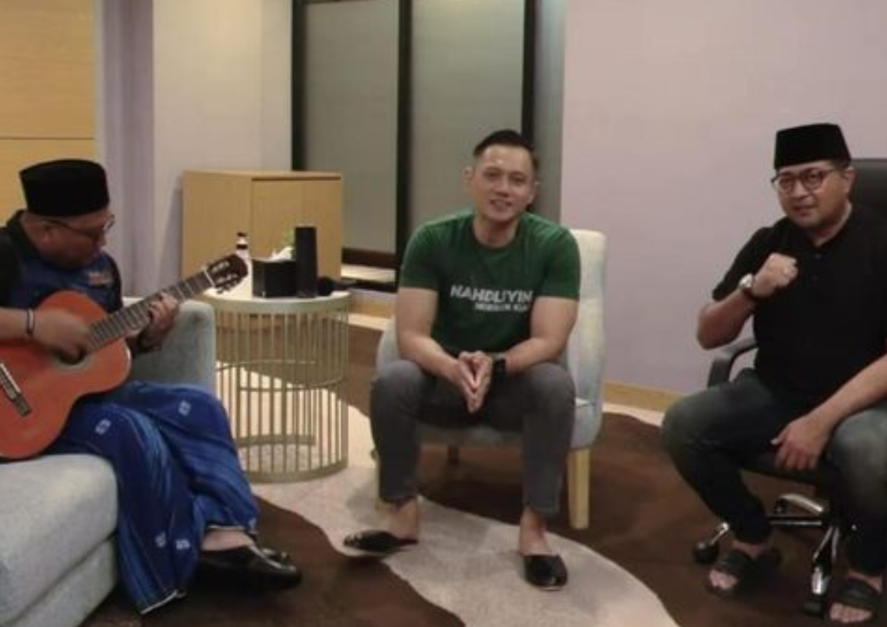 AHY Nyanyi Yaa Lal Wathon Berbaju ‘Nahdliyin Nderek Kiai’