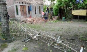 Diakibatkan Angin Lesus, Sebuah Tower di Demak Roboh Menimpa Rumah Warga