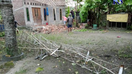 Diakibatkan Angin Lesus, Sebuah Tower di Demak Roboh Menimpa Rumah Warga