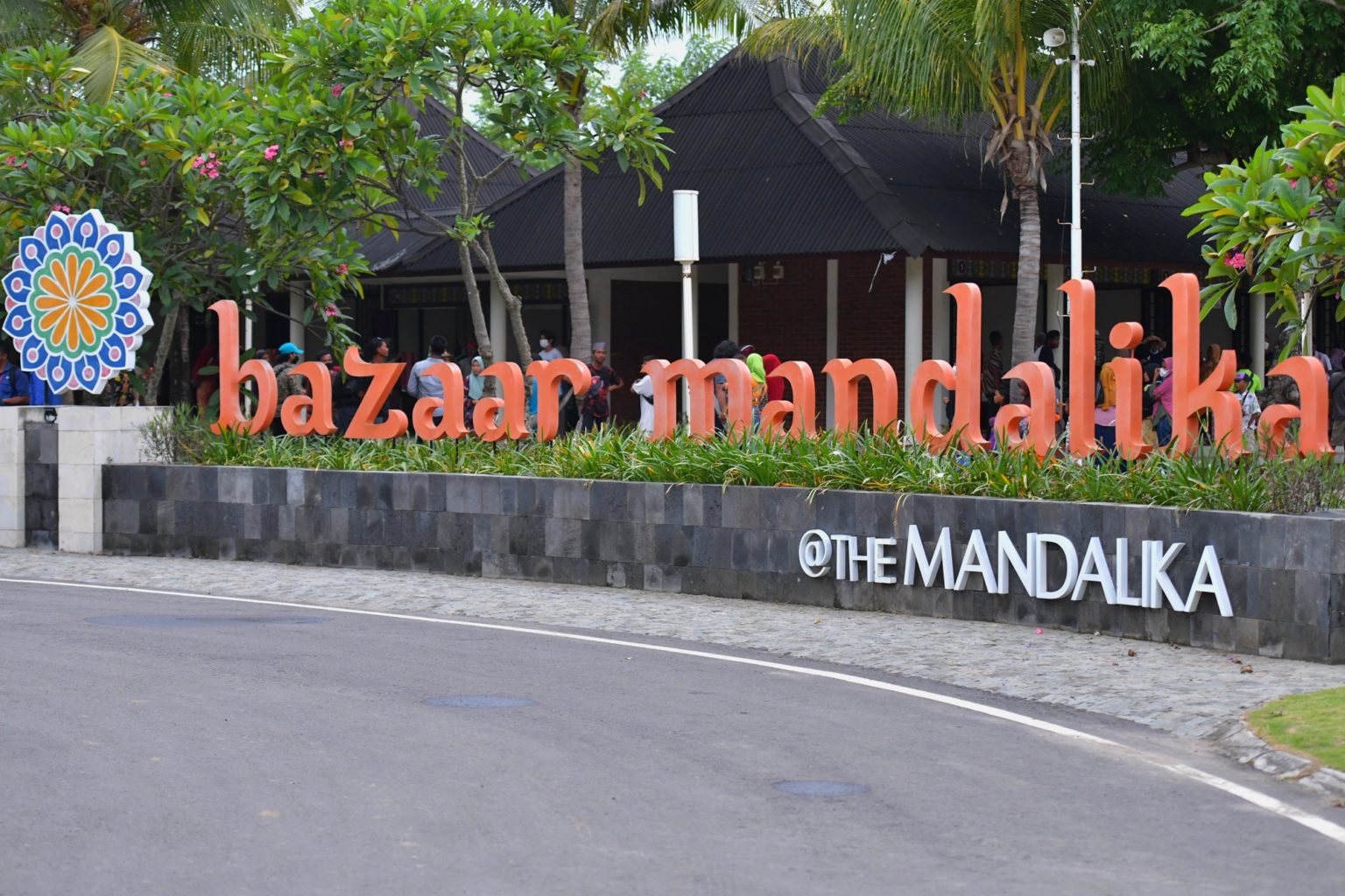 Kunjungi Bazaar Mandalika, Jokowi dan Ibu Negara Larisi Produk UMKM Setempat