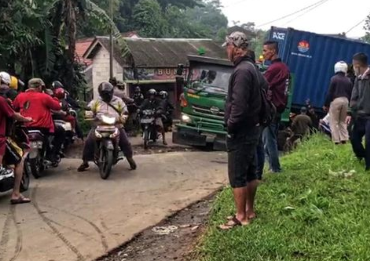 Bahaya, Emak-emak Ngamuk di Sukabumi Sebab Jalan Macet