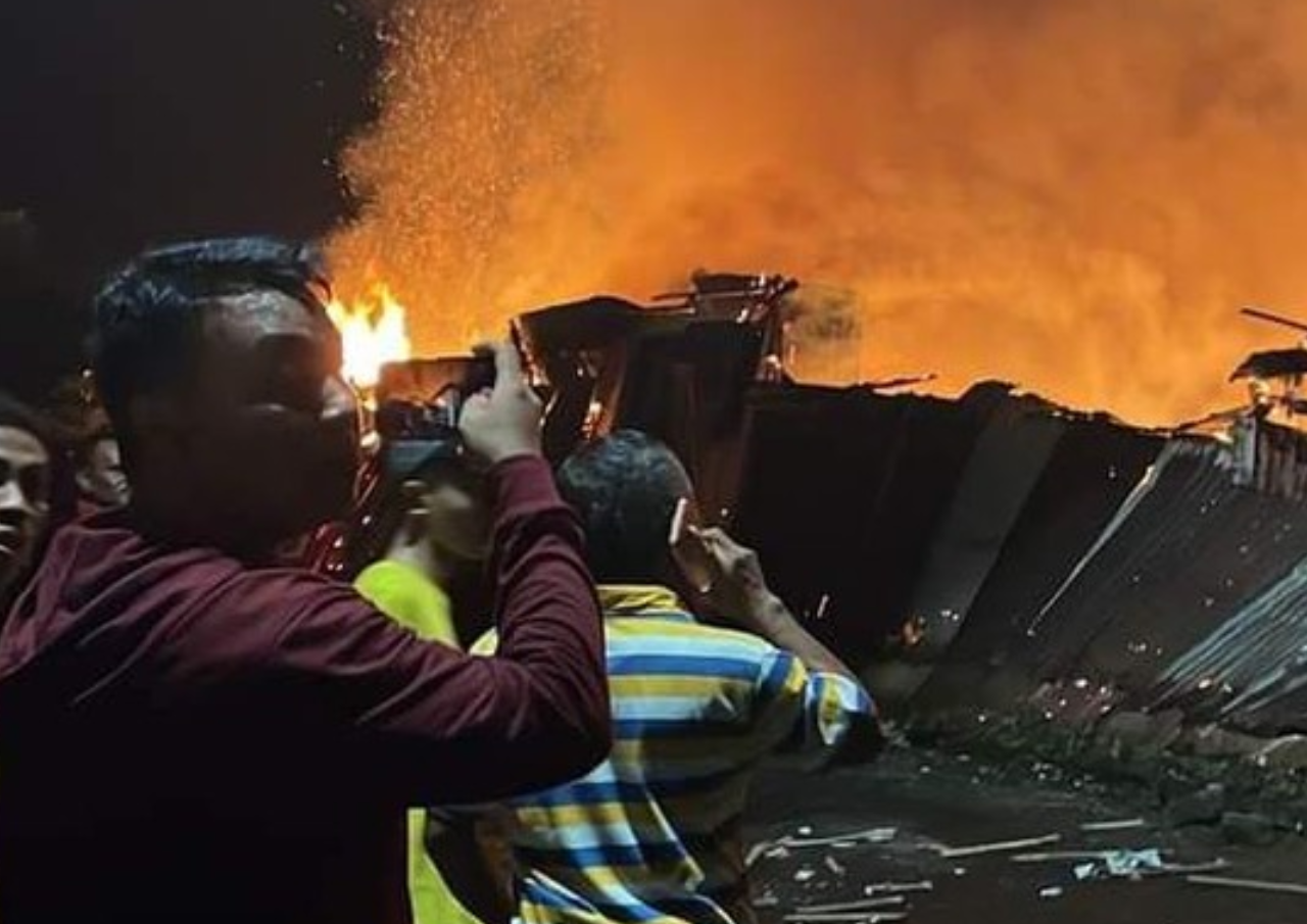 Diduga karena Polisi Menyalakan Petasan, Gudang Mebel di Manado Terbakar