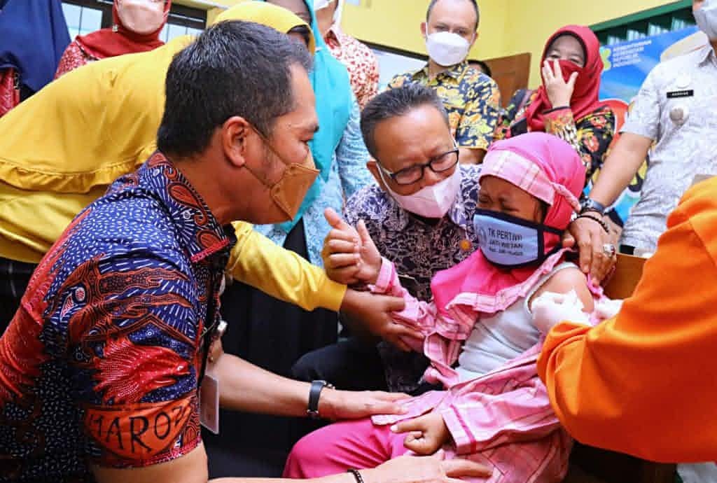 Anak-anak dan Lansia Ikuti Vaksinasi di SD 2 Jati Wetan Kudus