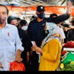 Presiden Bagi-bagi Bantuan Tunai di Pasar Baru Tanjung Enim