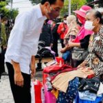 Jokowi Serahkan Bantuan Tunai ke PKL dan Pedagang di Pasar