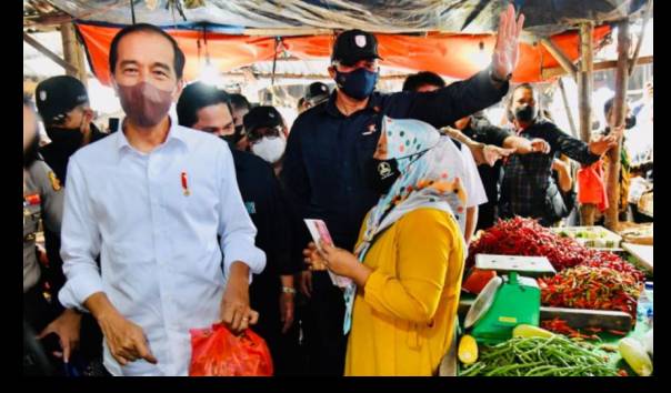 Presiden Bagi-bagi Bantuan Tunai di Pasar Baru Tanjung Enim