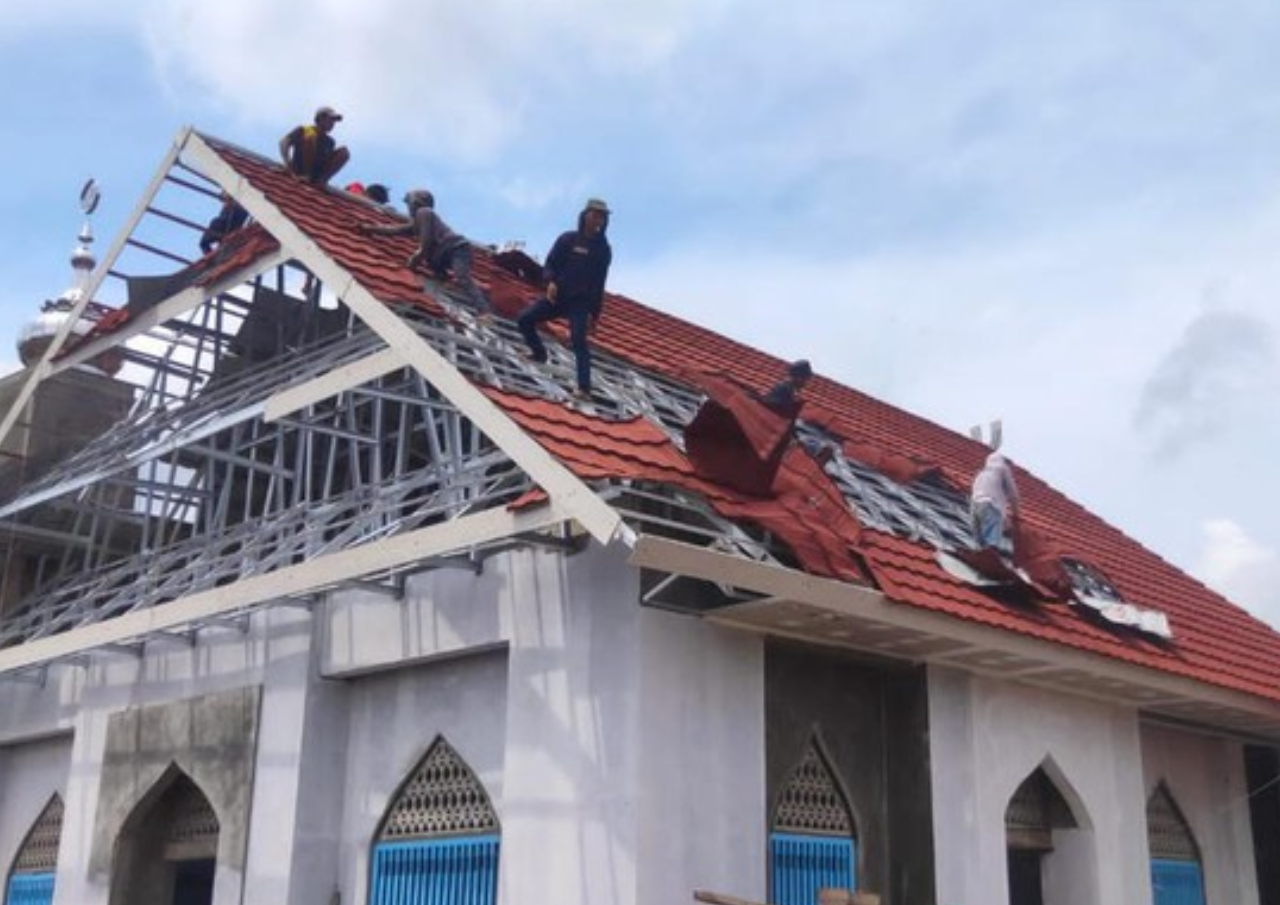 Mirip Gereja, Atap Masjid di NTB Dibongkar