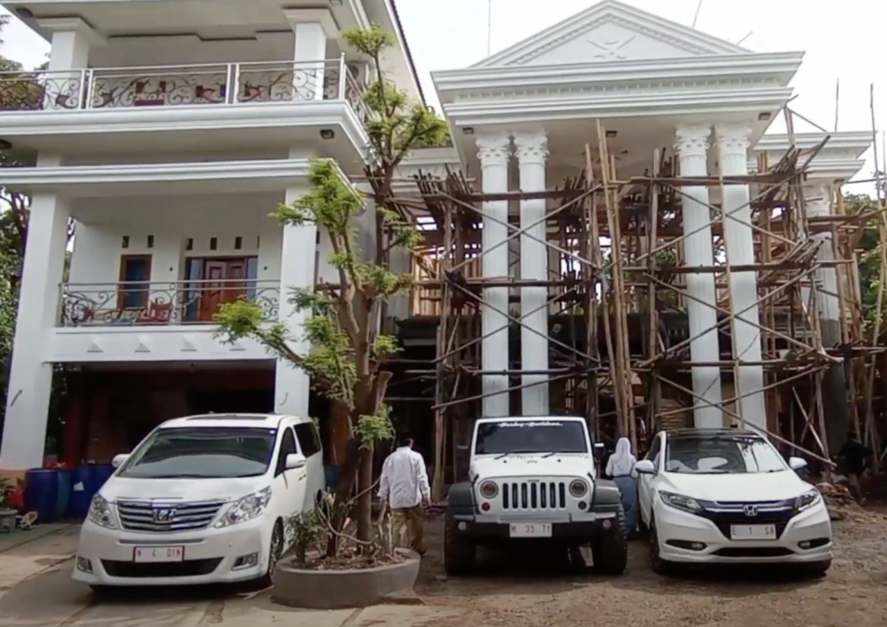 Pati Keras Lur! Sekdes Pati Beri Hadiah Ultah Anak 3 Mobil Mewah