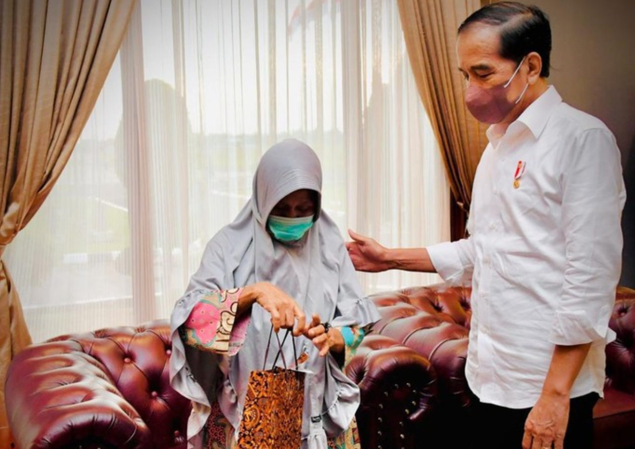 Presiden Jokowi Janjikan Bangunkan Rumah Buat Mak Unah