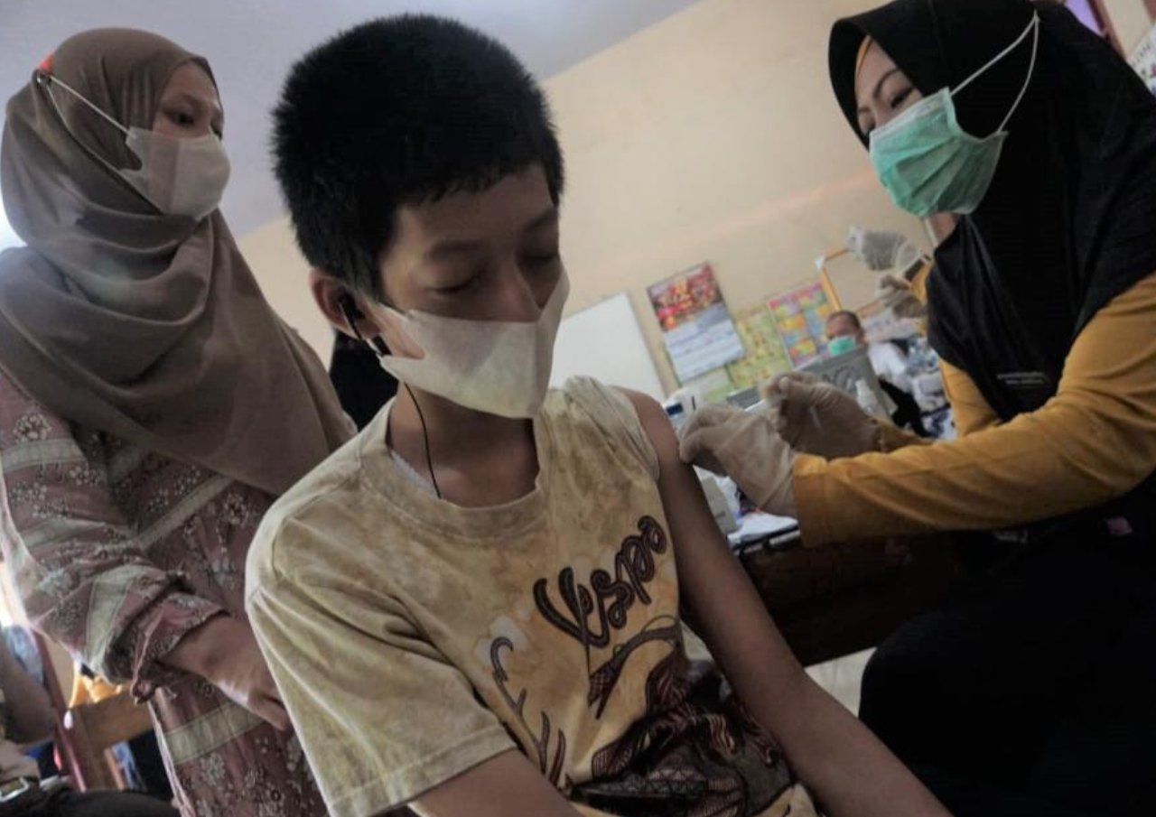 Ratusan Pelajar SLB Usia 6-11 Tahun di Batang Ikuti Vaksinasi