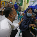 Pemkot Surabaya Gelar Vaksinasi Booster Massal Bagi Lansia Di Balai Rw