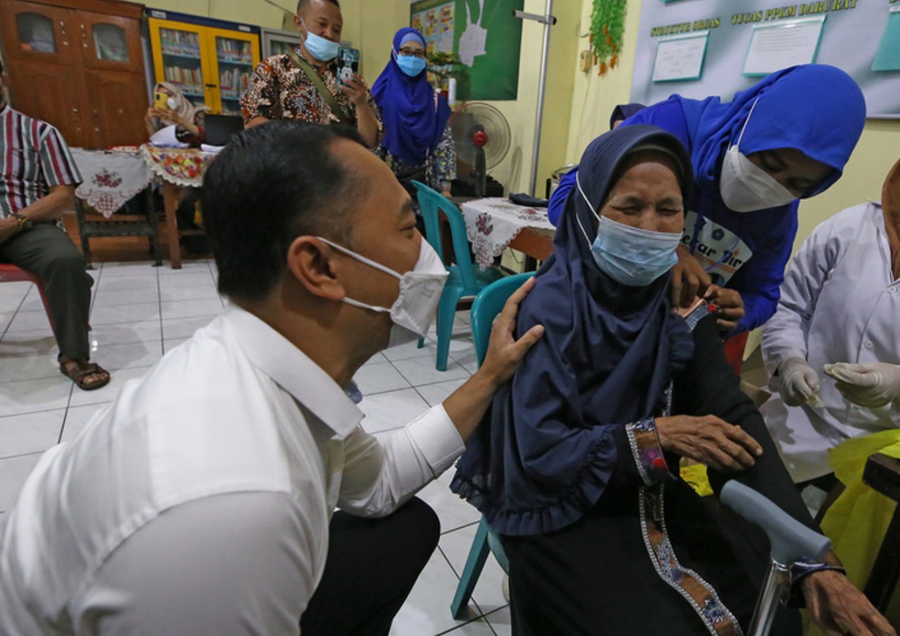 Pemkot Surabaya Gelar Vaksinasi Booster Massal Bagi Lansia di Balai RW