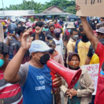 Warga Desa Pasar Banggi Rembang Demo Alfamart Soal Lelang Kardus