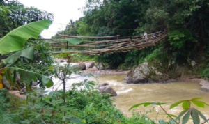 Warga Lebak Bertarung Nyawa Lewati Jembatan Reyot