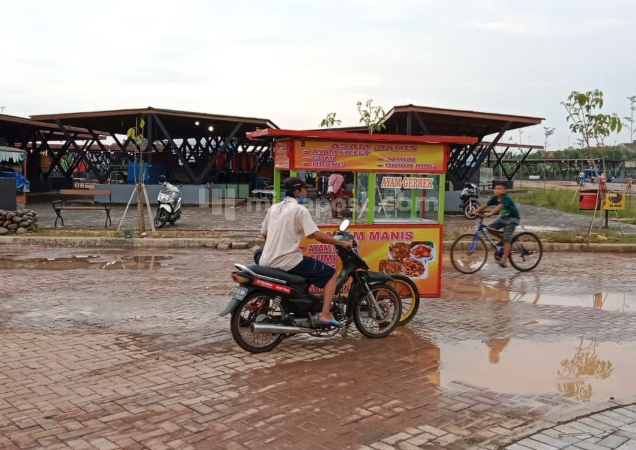 Tak Adanya Saluran Drainase di Alun-alun Timur Mendapat Sorotan
