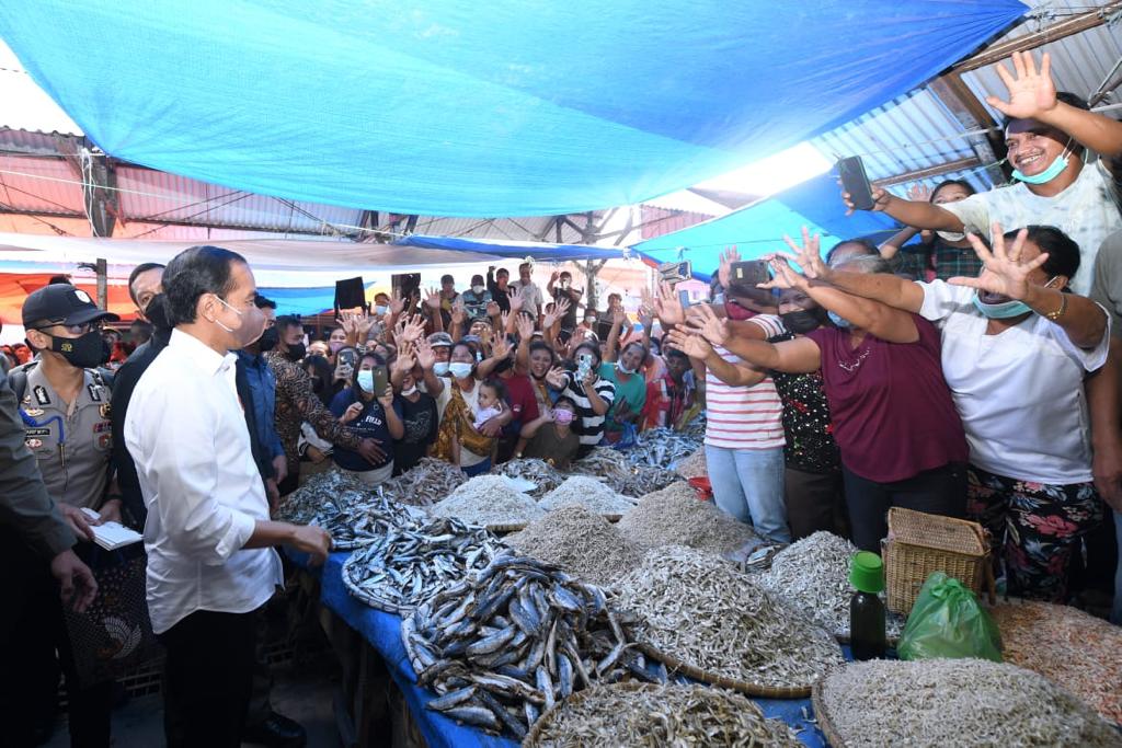 Dapat Bantuan Modal dari Jokowi, Pedagang Pasar Porsea Mengaku Senang