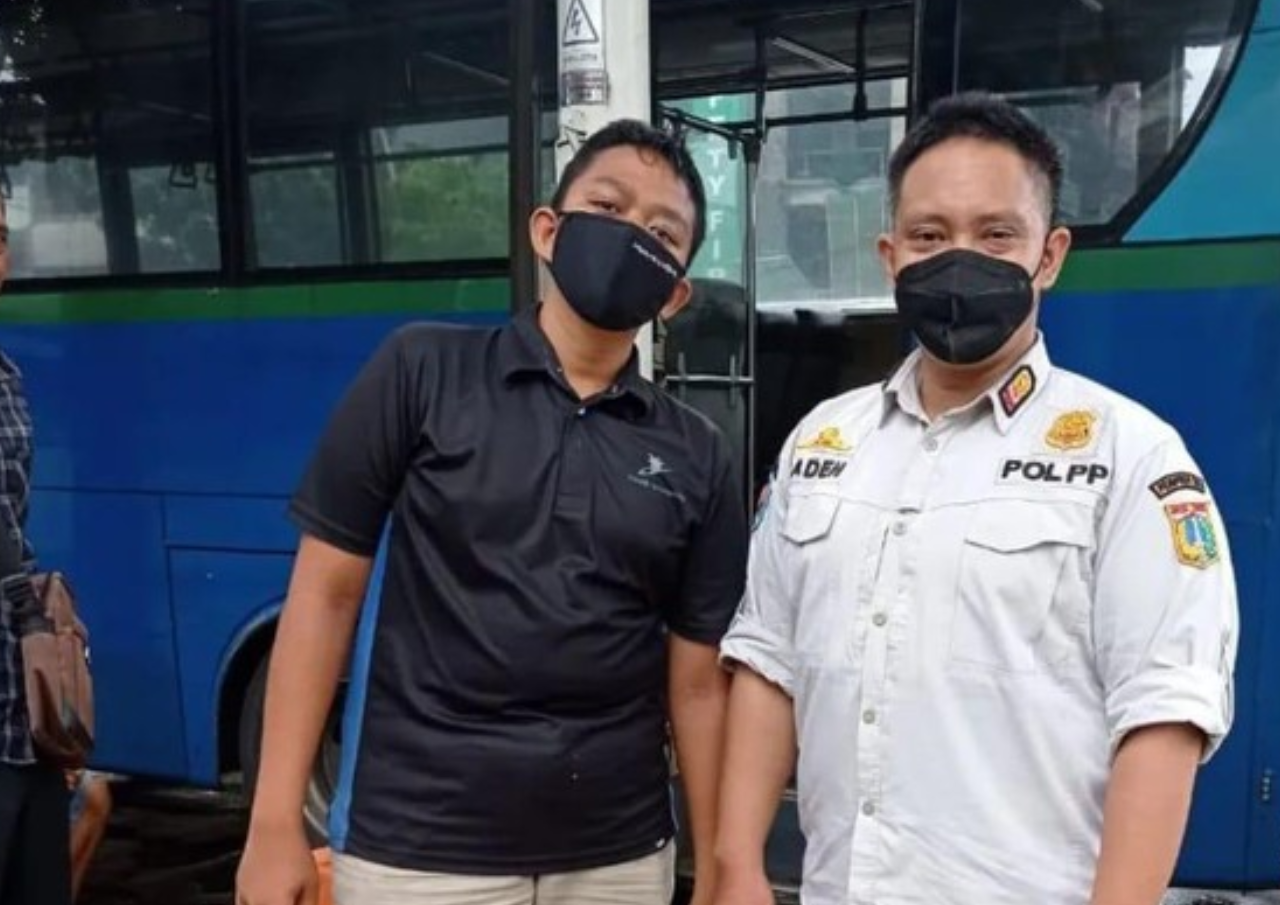 Kasihan, Tak Bisa Ganti Ban Kernet Ditinggal Sopir di Tol