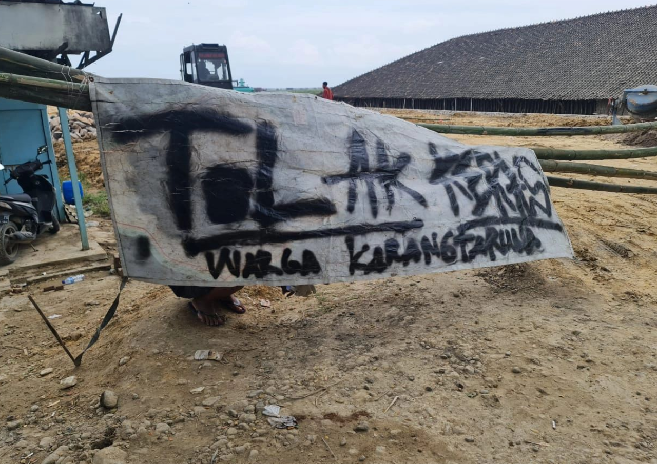 Kerja Dipersulit, Warga Blokade Pabrik Sepatu di Pati