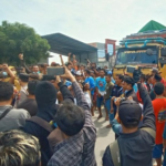 Sopir Truk Blokir Jalan Tolak ODOL di Terminal Kudus, Jalan Pantura Macet
