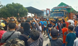 Sopir Truk Blokir Jalan Tolak ODOL di Terminal Kudus, Jalan Pantura Macet