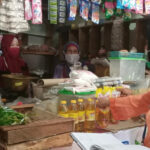 Pedagang Minyak Goreng di Pasar Batang Masih Jual dengan Harga Lama