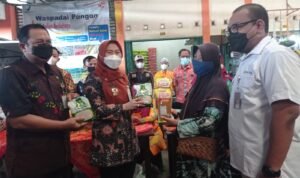 Warga Antusias Ikuti Operasi Pasar Minyak Goreng di Demak