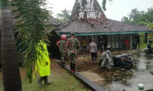 52 Rumah di Desa Bringinwareng Rusak Diterjang Angin Puting Beliung