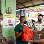 Satpol PP Surabaya Bagikan 2550 Liter Minyak Goreng Gratis