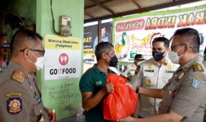 Satpol PP Surabaya Bagikan 2550 Liter Minyak Goreng Gratis