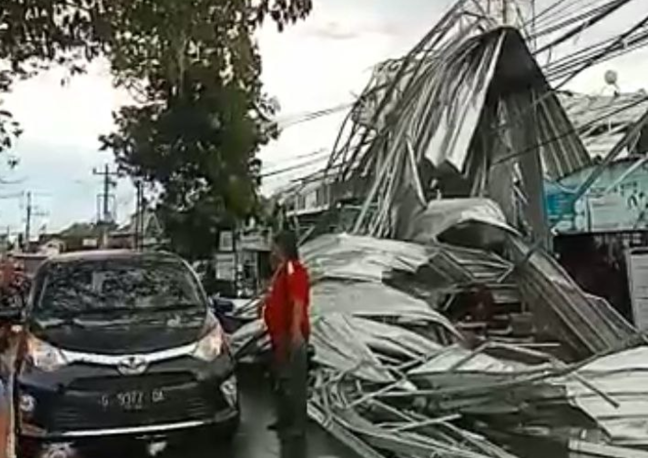 Angin Puting Beliung Porak Porandakan Belasan Ruko di Jakenan