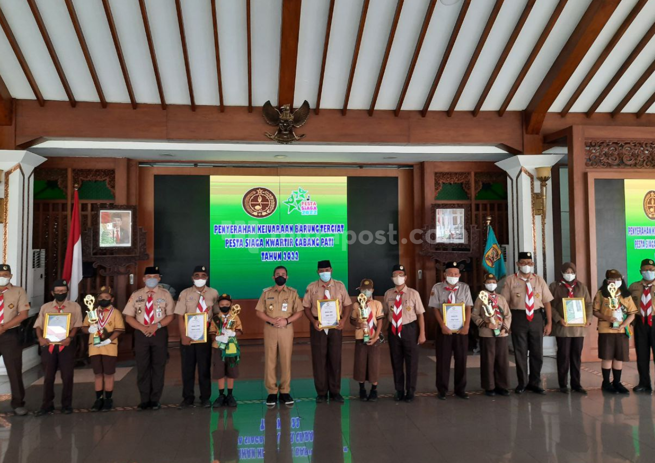 Bupati Pati Serahkan Penghargaan Juara Barung Tergiat Pesta Siaga 2022 Kwarcab Pati