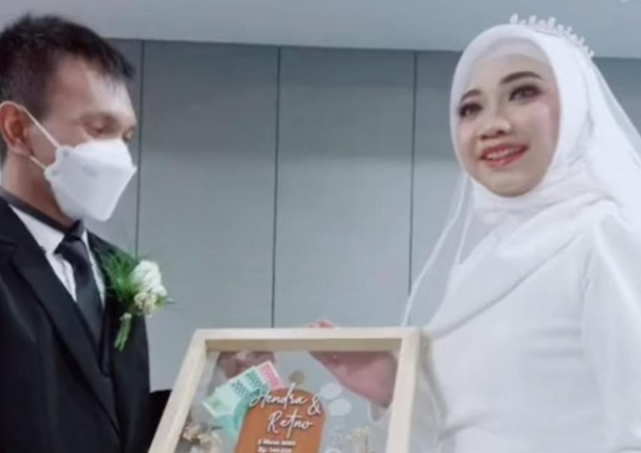 Viral, Pengantin Muslim Pakai Kerudung di Gereja Langsungkan Pernikahan