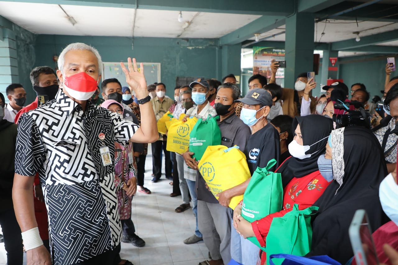 Jelang May Day, Ribuan Buruh Kota Semarang Terima Sembako