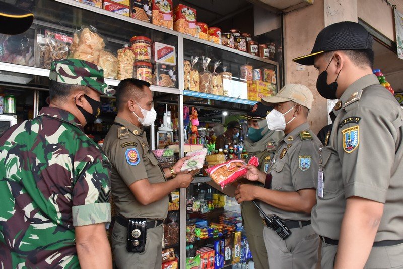 Sejumlah Makanan Kedaluwarsa Ditemukan di Pasar Raya Salatiga Sejumlah Makanan Kedaluwarsa Ditemukan di Pasar Raya Salatiga