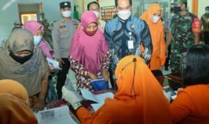 Pemkab Kudus Bagikan Bansos Sembako dan Minyak Goreng