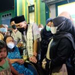 Wali Kota Bagikan Sembako dan Kursi Roda di 2 Masjid Surabaya