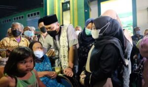 Wali Kota Bagikan Sembako dan Kursi Roda di 2 Masjid Surabaya