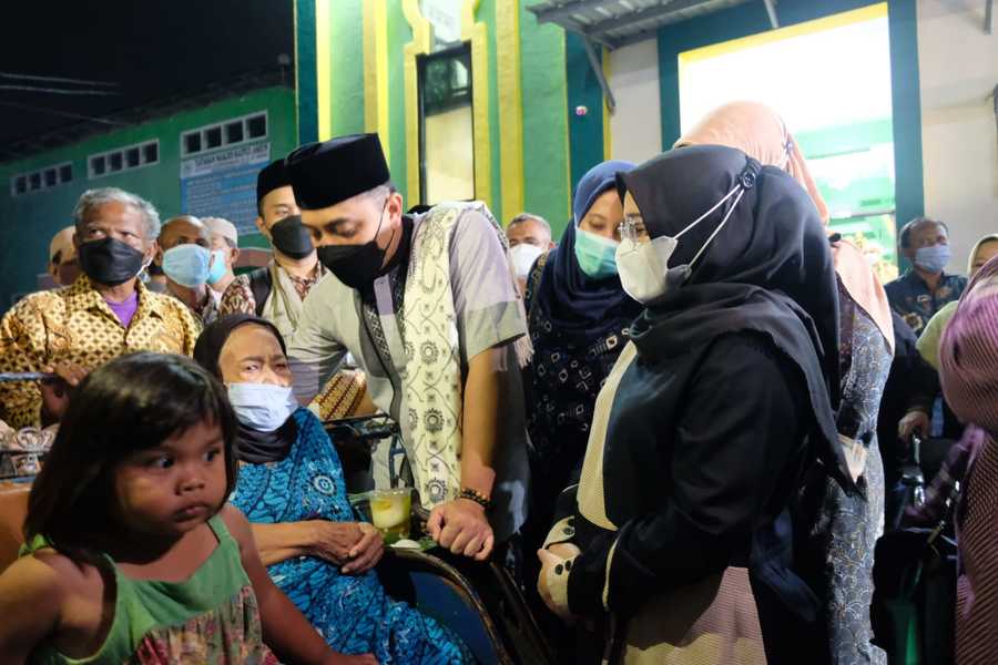 Wali Kota Bagikan Sembako dan Kursi Roda di 2 Masjid Surabaya