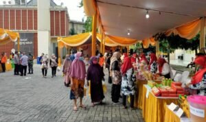Pemkot Surabaya Gelar Pasar Gotong Royong Ramadan Perdana di Gelanggang Remaja Pemkot Surabaya Gelar Pasar Gotong Royong Ramadan Perdana di Gelanggang Remaja
