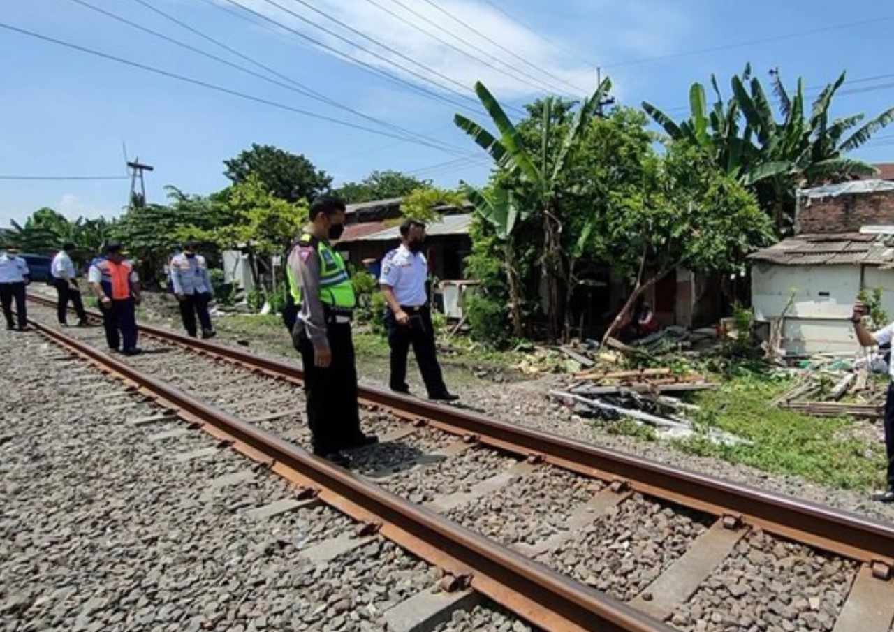 Brio Tertabrak Kereta Api, Penjaga Cerita Ngerinya