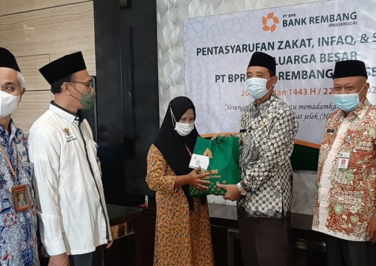 Ratusan Warga Miskin Dapatkan Bantuan dari PT BPR Rembang