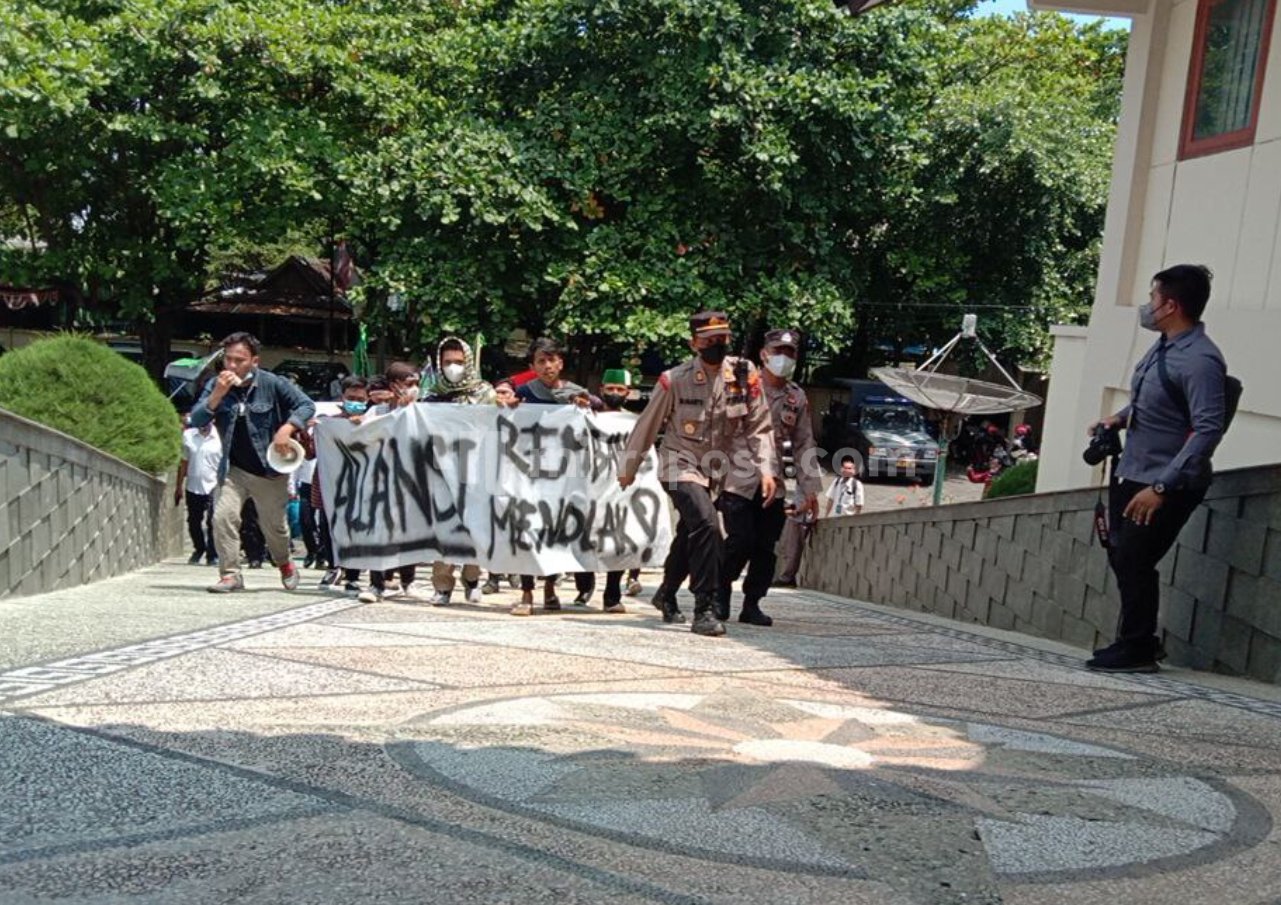 Demo Serentak 11 April: Aksi Massa di Rembang Datangi DPRD Sampaikan Tuntutan Demo Serentak 11 April: Aksi Massa di Rembang Datangi DPRD Sampaikan Tuntutan