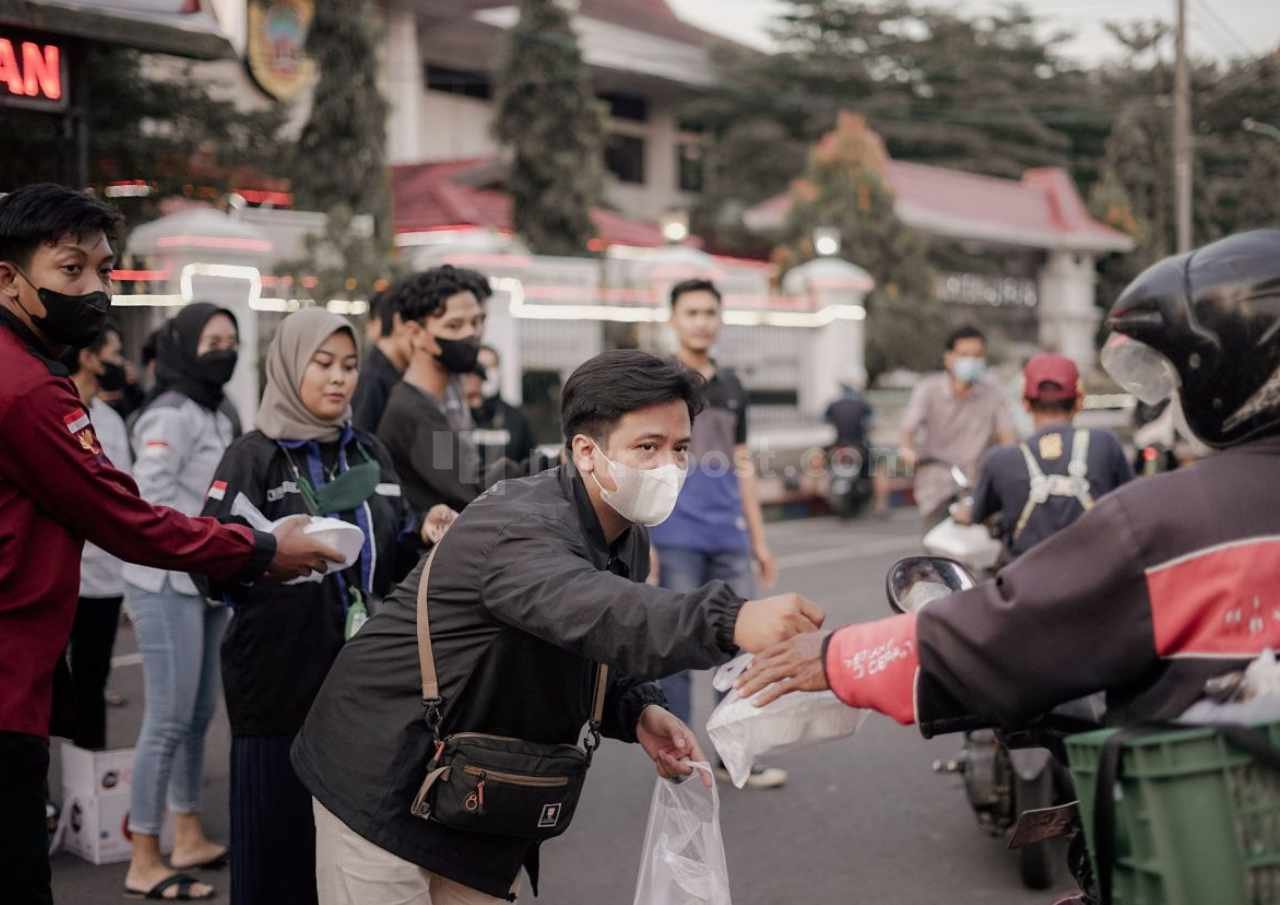 Forda Mahasiswa Pati se-Jateng DIY Bagikan Takjil Gratis Bagi Pengguna Jalan
