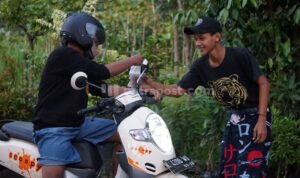 Karang Taruna Krida Kedalingan Bagikan 500 Takjil Gratis untuk Pengguna Jalan