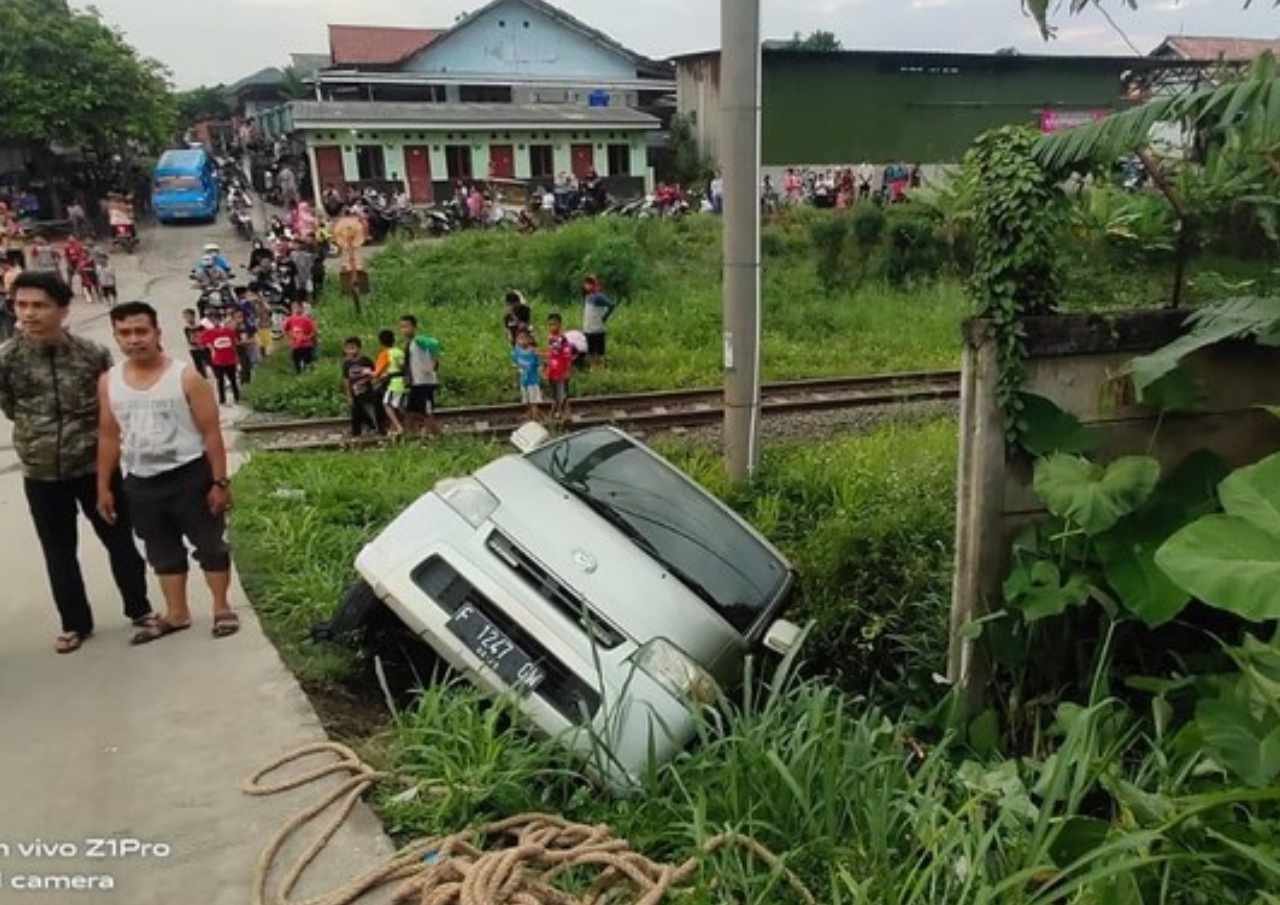 Mobil Terperosok Dekat Rel Kereta Bogor