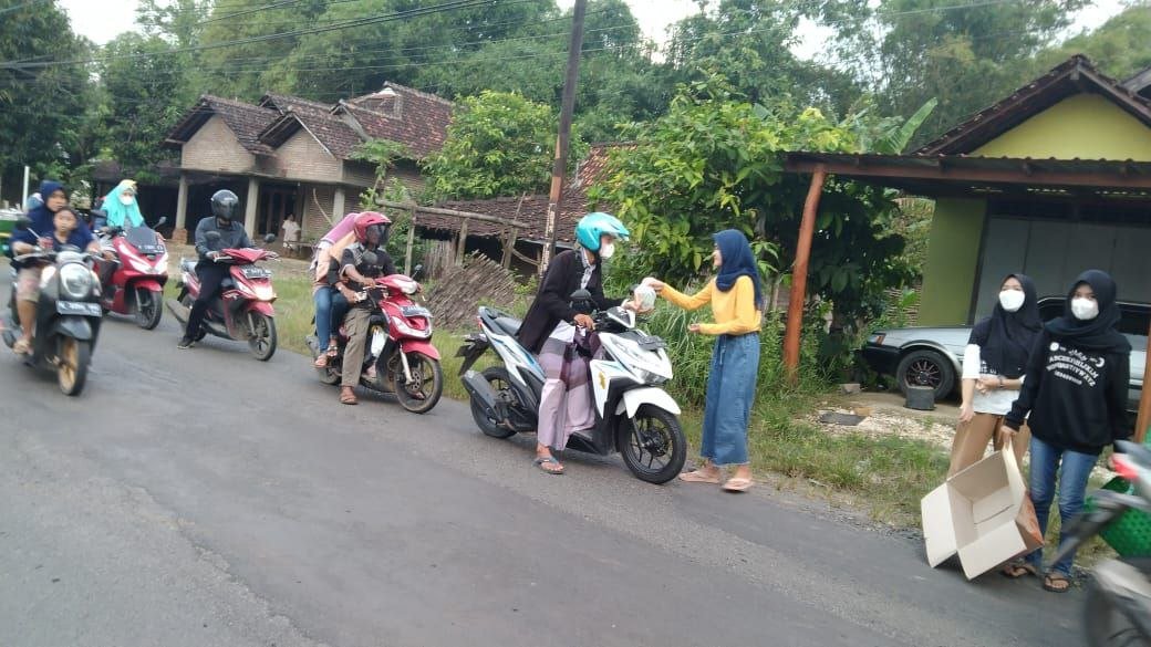 Pembagian takjil