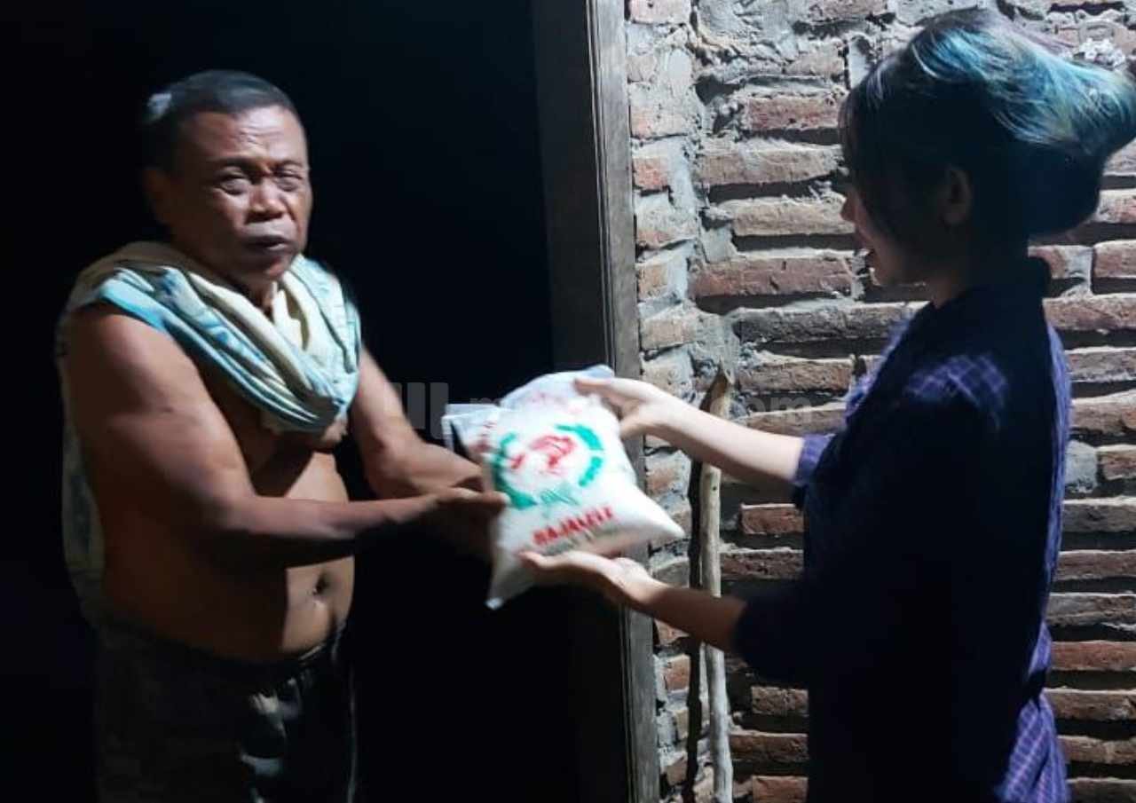 Pemuda Desa Purwosari Pati Bagikan 100 Karung Beras kepada Lansia dan Duafa